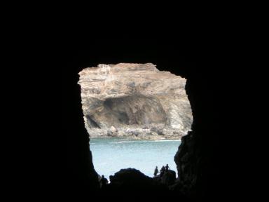 Blick aus der Höhle auf Meer