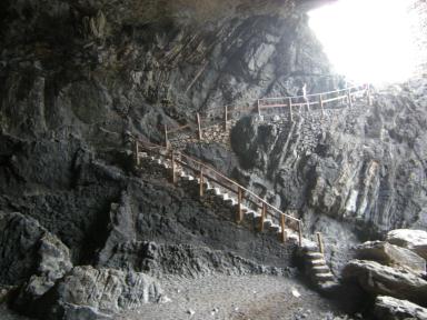 Treppe herunter in die Höhle