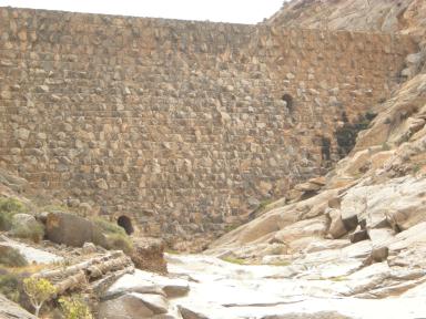 Am Fuß der Staumauer