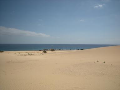 Blick aufs Meer und einen Parkplatz